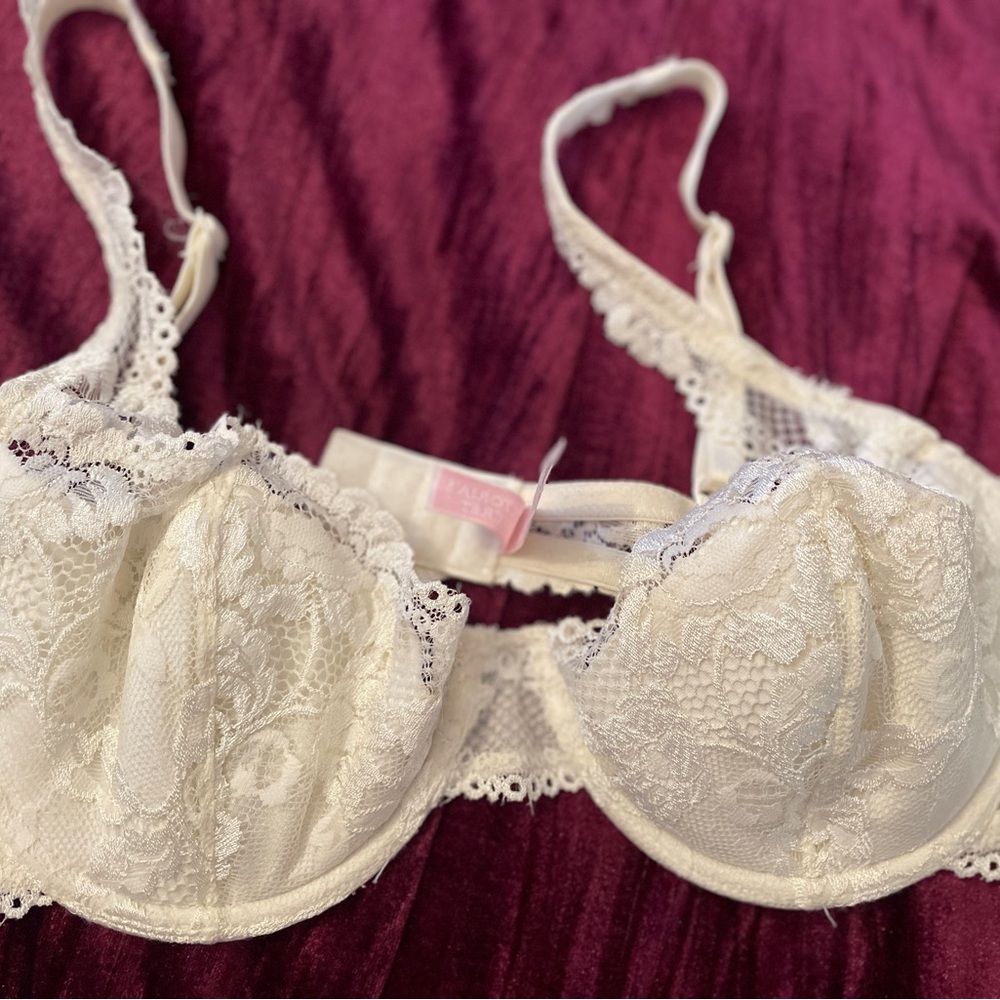 Victoria’s Secret cream colored lace lightly padded demi bra size 36B